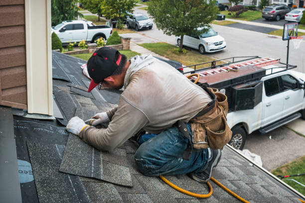 Professional Roofing technician working in Reedsport, OR